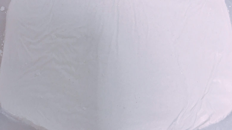 红糖麻糍,糯米团半小时后取出揉搓一会儿,用两张油纸夹着用擀面杖擀到5毫米厚的长方形