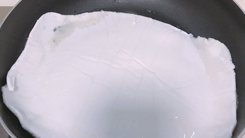 红糖麻糍,然后平底锅放少量油,把糯米饼放到锅里煎。