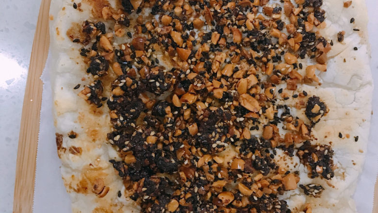 红糖麻糍,两面都煎好后捞起,把馅料铺到上面,卷起来