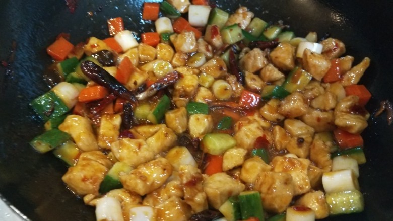 麻辣干锅鸡,倒入土豆块,加入鸡精炒均匀即可。