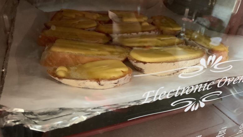 甜脆面包片,黄油不出2分钟就融化完毕了,想要脆脆糖粒效果的。这个时候看到黄油融化拿出来。