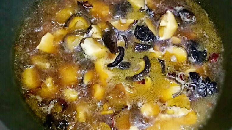 鸡腿炖香菇,加入香菇,大火煮开转小火炖40分钟(具体时间根据情况自己调整哈)