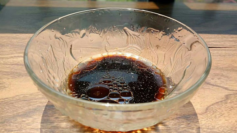 凉拌黄瓜卷,加入香油,调成料汁备用(可根据个人口味适量增减各种调料)