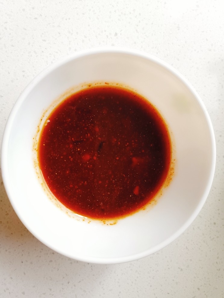 腊肠煲仔饭,然后把调好的酱汁淋入锅中,再次盖上盖子小伙焖煮两分钟左右