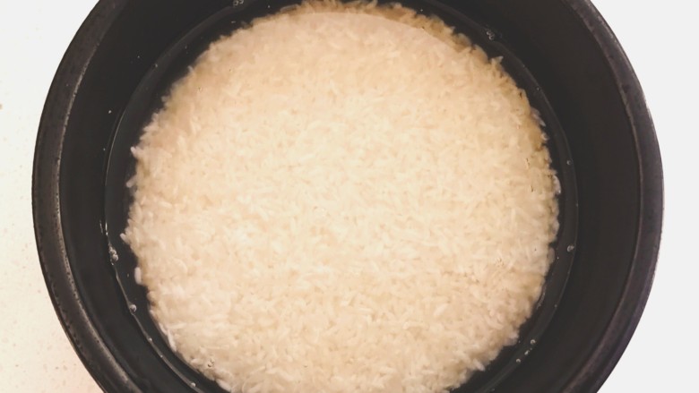腊肠煲仔饭,<a style='color:red;display:inline-block;' href='/shicai/ 492'>大米</a>洗净,加平时煮饭用的水量,泡10~30分钟。