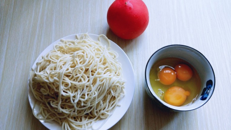 鸡蛋西红柿打卤面,准备好食材,<a style='color:red;display:inline-block;' href='/shicai/ 9'>鸡蛋</a>磕入碗中。