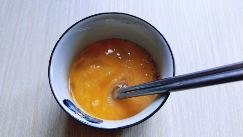 鸡蛋西红柿打卤面,鸡蛋加入盐,用筷子打散。
