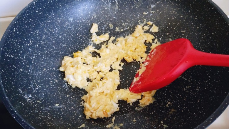 鸡蛋西红柿打卤面,起油锅,倒入蛋液,用铲子不停搅动,待蛋液凝固盛出备用。