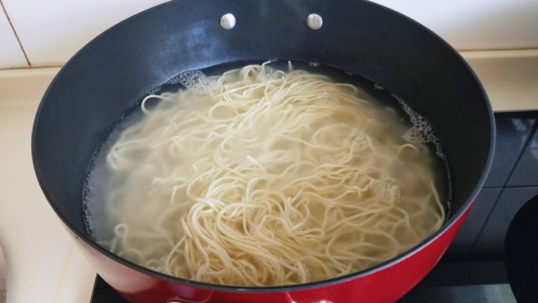 鸡蛋西红柿打卤面,锅中加入纯净水,大火烧开,加入<a style='color:red;display:inline-block;' href='/shicai/ 526'>面条</a>煮熟后捞出过冷水。