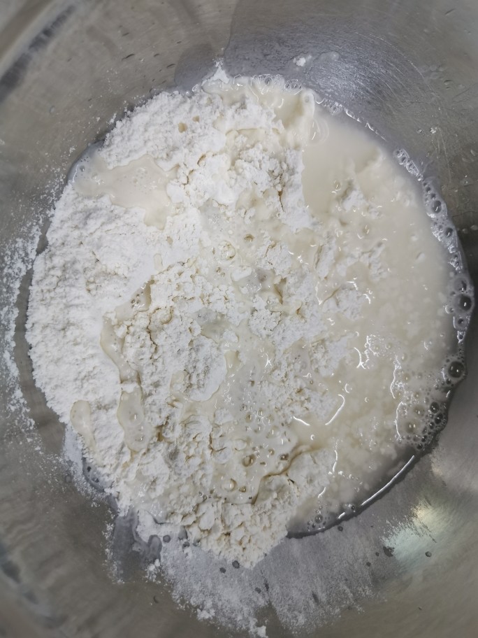 鸡翅豆角焖卷子,加入适量温水，165ml左右，稍微留一点最后调整用