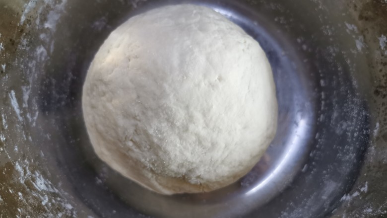 鸡翅豆角焖卷子,粘手加干面,不够加水,揉成光滑面团。盖一层塑料布,醒发一小时左右