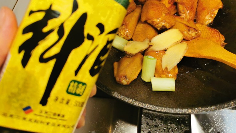 鸡翅豆角焖卷子,加入葱姜,少许料酒