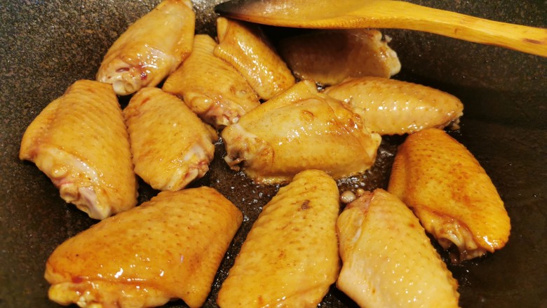 鸡翅豆角焖卷子,呈焦糖色后,下鸡翅