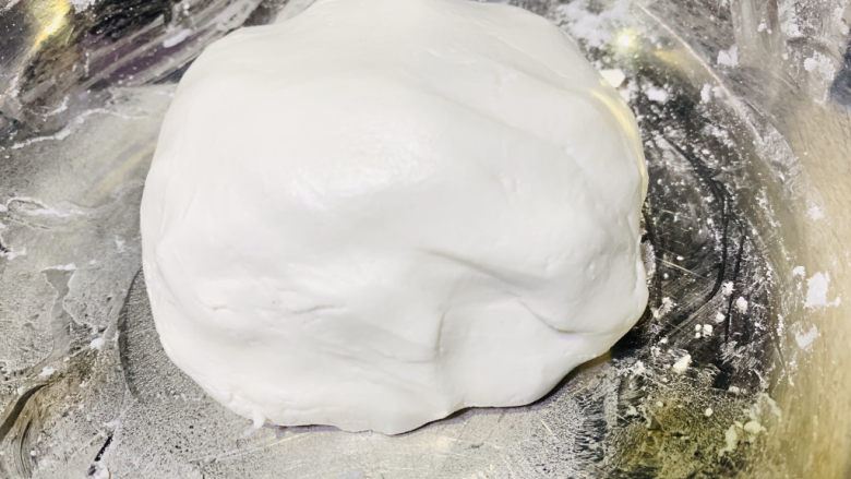 红糖麻糍,把加湿的糯米粉,揉成团,比较好捏就可以了;