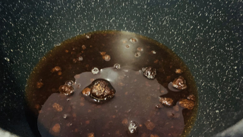 红糖麻糍,加入适量清水;