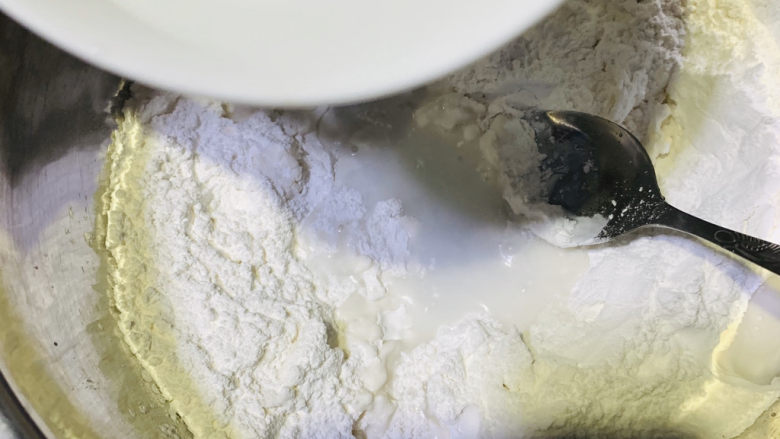 红糖麻糍,往糯米粉里加水,水要慢慢加,一下子倒进去掌握不了量;