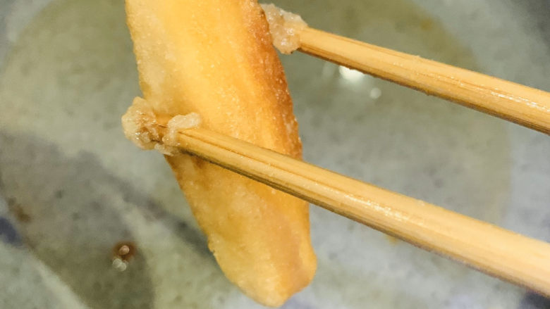 红糖麻糍,糯米长条整根金黄就可以夹起来了;
