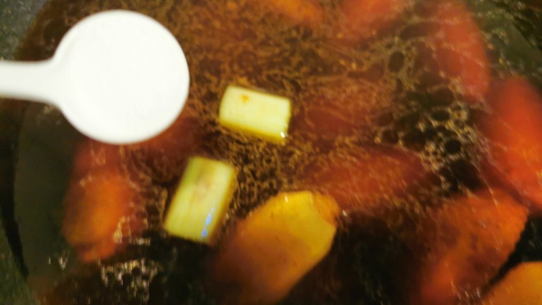 鸡翅豆角焖卷子,加适量清水,一勺盐,大火煮开