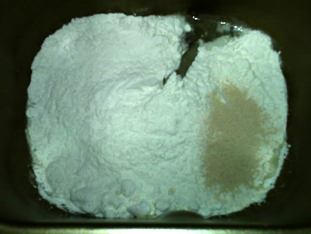 红枣面包,将除果料和黄油外的所有材料倒入面包桶,