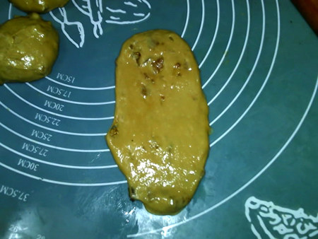 红枣面包,擀成椭圆形,