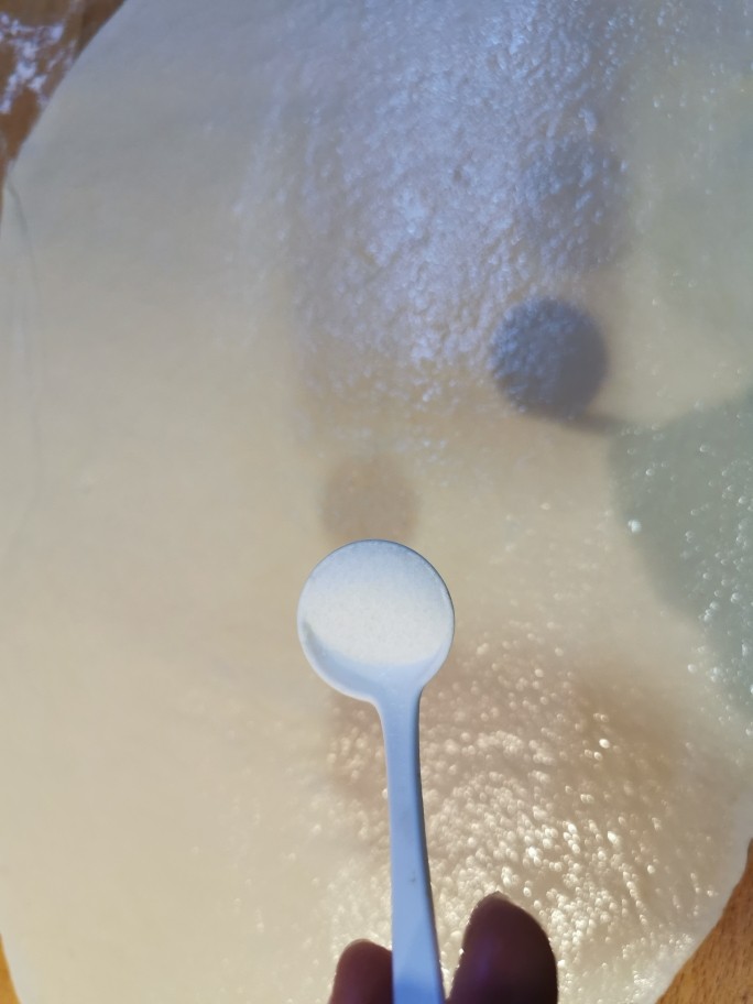 鸡翅豆角焖卷子,用手捏着,把食盐撒均匀