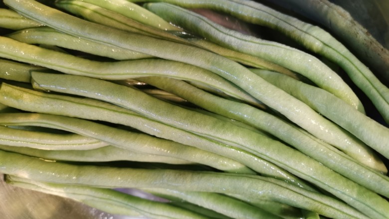 鸡翅豆角焖卷子,<a style='color:red;display:inline-block;' href='/shicai/ 3639'>豆角</a>洗干净,掰成小段备用