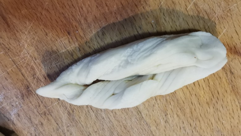 鸡翅豆角焖卷子,两个剂子拉长后朝一个方向卷起来,两边捏在一起