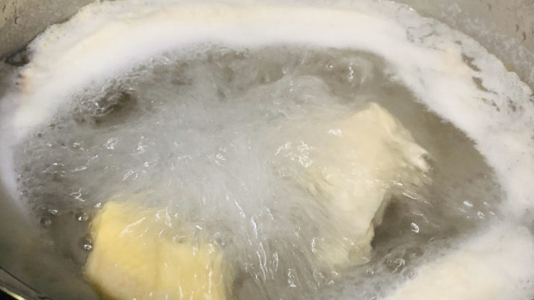 鸡腿炖香菇,锅里鸡腿也灼水好了,直接从沸水的地方捞出鸡腿;