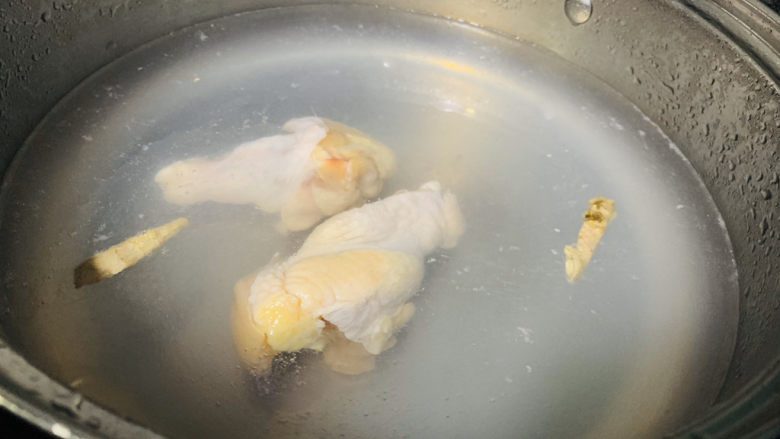 鸡腿炖香菇,鸡腿直接放入冷水,冷水时灼水,可以更好的把鸡腿里层的腥味去除;
