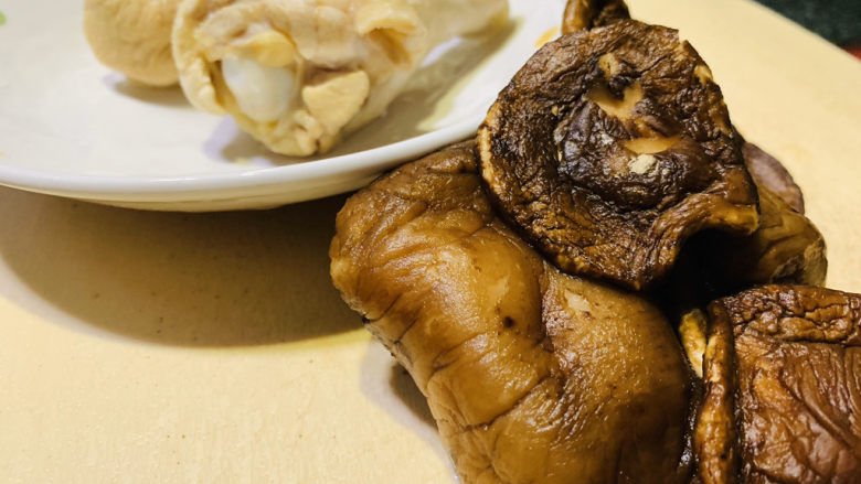 鸡腿炖香菇,干香菇和鸡腿都已经处理干净;