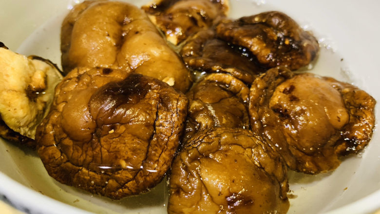 鸡腿炖香菇,用温水浸泡,泡开后洗净;