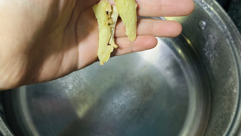鸡腿炖香菇,汤锅里加清水,并加入姜丝,冰冻的鸡腿要灼水去腥;