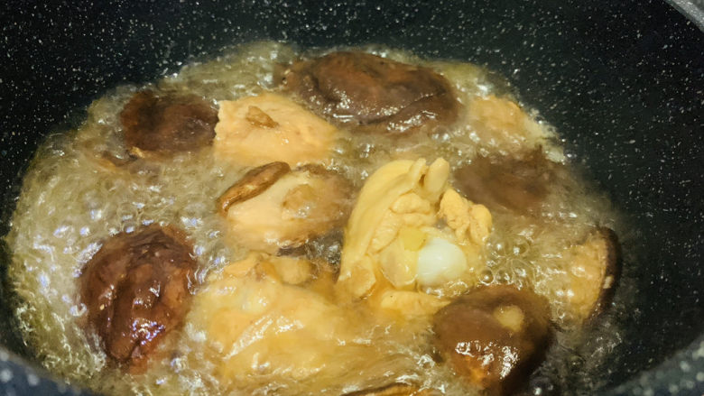 鸡腿炖香菇,搅拌均匀所有调料,大火烧开;