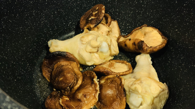 鸡腿炖香菇,加入香菇,一起大火炒;
