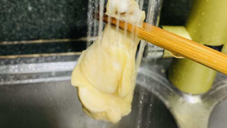鸡腿炖香菇,捞出的鸡腿,用水冲洗;