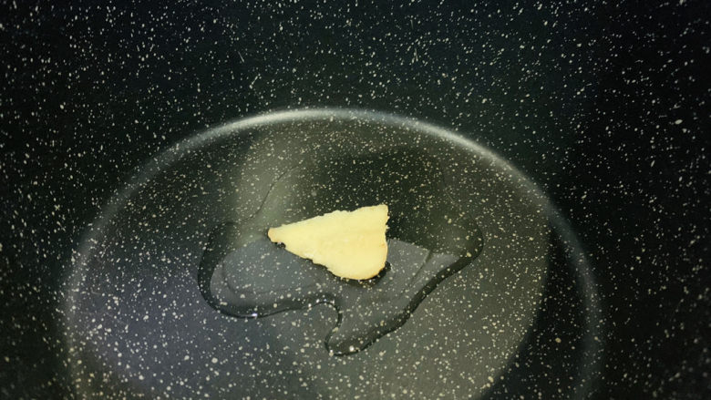 鸡腿炖香菇,起锅,加少许油,并放一片姜片;