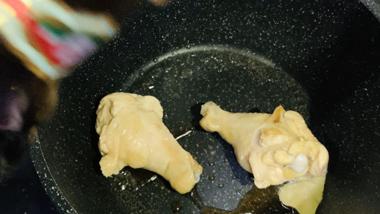 鸡腿炖香菇,中小火,鸡腿煎至微黄,倒入少许老酒炒香;
