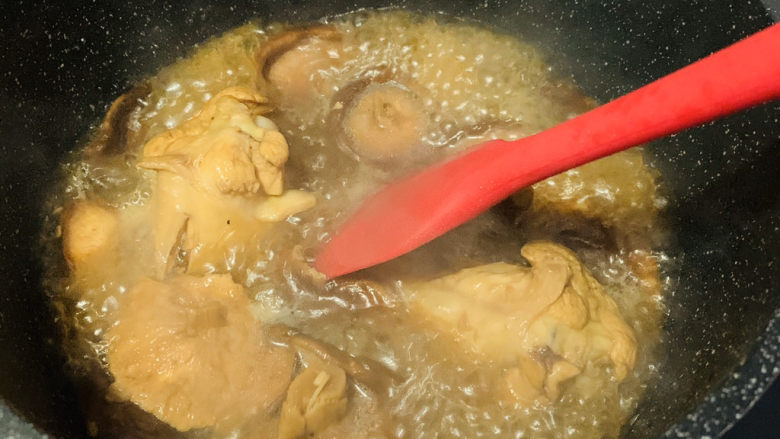 鸡腿炖香菇,大火继续焖炖,中间翻锅盖翻伴下;