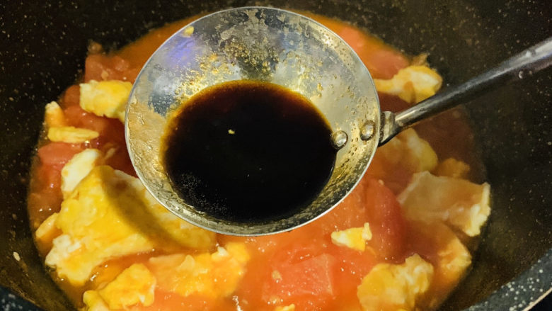 鸡蛋西红柿打卤面,加少许<a style='color:red;display:inline-block;' href='/shicai/ 788'>生抽</a>;