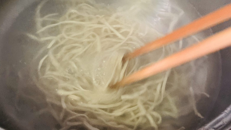 鸡蛋西红柿打卤面,汤锅水烧开,加少许盐,加少许油,放入手工面捞熟;