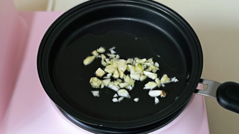爆炒牛肉丝,另起油锅,加入切好的蒜炒香。
