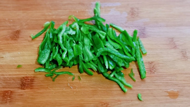 爆炒牛肉丝,<a style='color:red;display:inline-block;' href='/shicai/ 61'>青椒</a>去根,去籽洗干净切丝。
