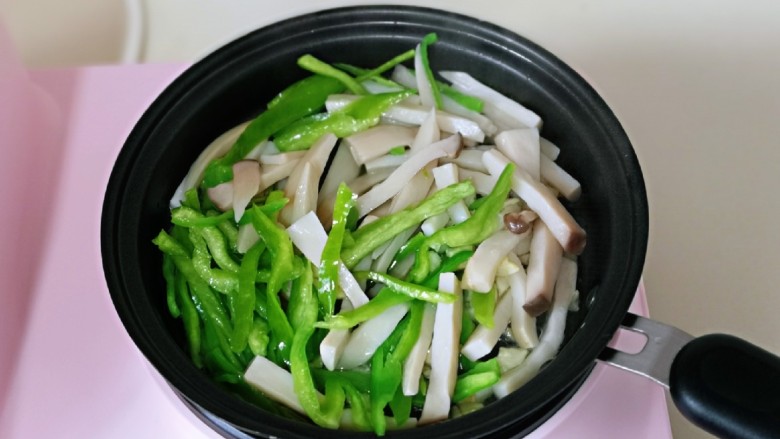 爆炒牛肉丝,加入青椒丝,杏鲍菇,小火翻炒。