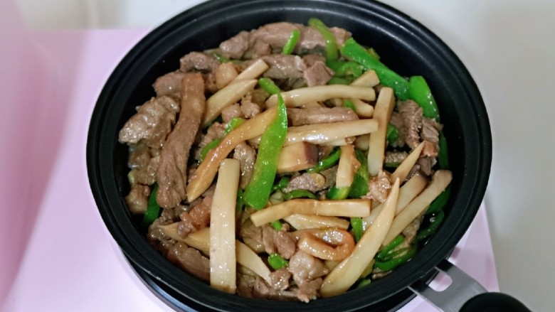 爆炒牛肉丝,加入煸炒过的牛肉条,快速翻炒均匀关火出锅。