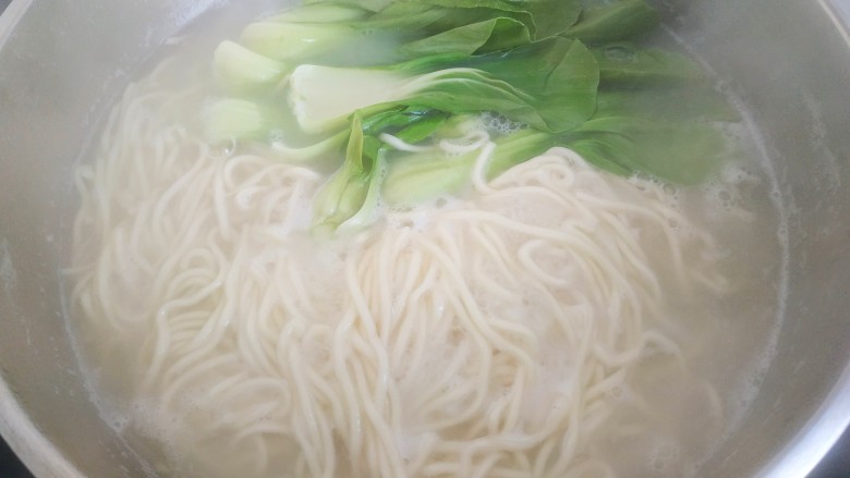 鸡蛋西红柿打卤面,煮三分钟后放入油菜,搅拌一下烧开关火