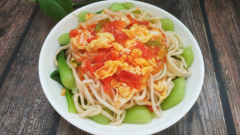 鸡蛋西红柿打卤面,把油菜铺在盘底,面条放油菜上面,做好的西红柿鸡蛋卤浇到面条上即可