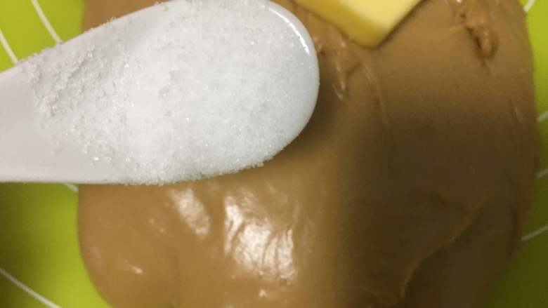 红枣面包,然后加入食盐,然后揉至出膜状态