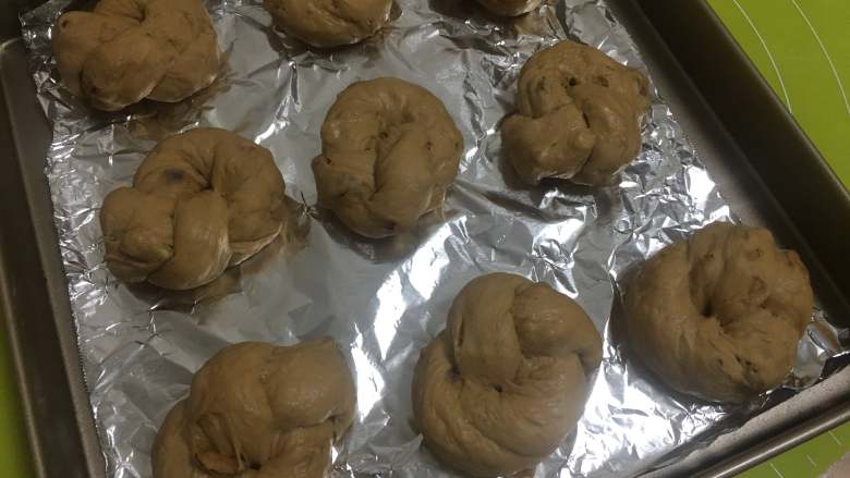 红枣面包,然后摆放在烤盘中,排放间隔留好,如果是不粘模具一定要垫上油脂或者锡纸