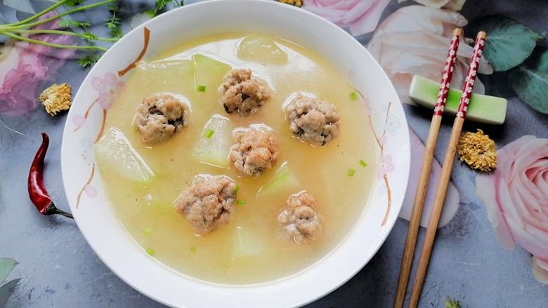 冬瓜肉丸汤,装入容器撒上葱花,拍上成品图,一道美味的冬瓜肉丸汤就完成了。
