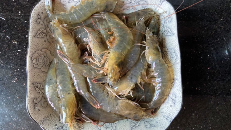 蒜蓉虾🦐,活虾清理干净,去掉虾线,剪掉虾嘴(特别是小朋友吃,虾嘴会扎人)